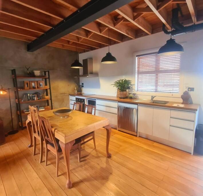 Apartment 3 - Haddin Court - Industrial Glam بلينهايم المظهر الخارجي الصورة