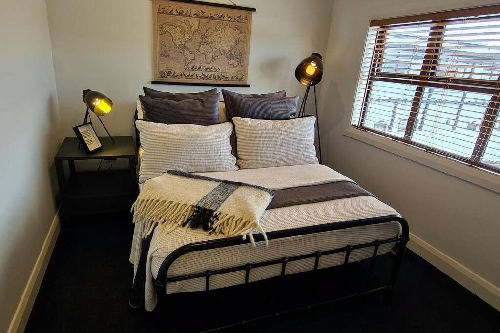 Apartment 3 - Haddin Court - Industrial Glam بلينهايم المظهر الخارجي الصورة